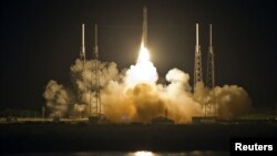The SpaceX Falcon 9 test rocket lifts off from Space Launch Complex 40 at the Cape Canaveral Air Force Station in Cape Canaveral, Florida, May 22, 2012. 