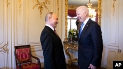 Le président russe Vladimir Poutine, s'entretient avec le président américain Joe Biden, lors du sommet États-Unis-Russie à Genève, en Suisse, le 16 juin 2021.