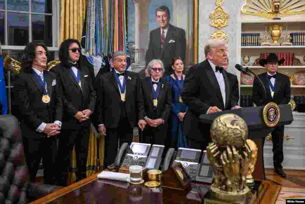 سیلور استالونه چهره مشهور جهانی از جمله افرادی بود که نشان افتخار سال ۲۰۲۵ مرکز هنری «کِنِدی» را از دونالد ترامپ دریافت کرد.