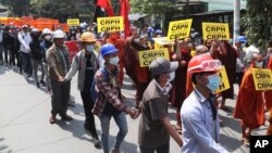 ព្រះសង្ឃនិងក្រុមអ្នកតវ៉ាប្រឆាំងយោធា បានប្រមូលផ្តុំគ្នាធ្វើបាតុកម្ម នៅទីក្រុងម៉ាន់ដាឡេ ប្រទេសមីយ៉ាន់ម៉ា នៅថ្ងៃសុក្រ ទី១២ ខែមីនា ឆ្នាំ២០២១។