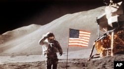 ARCHIVO - En esta foto de la NASA del 30-7-71, el astronauta de Apolo 15 James B. Irwin saluda la cuarta bandera de EE.UU. colocada en la Luna. 