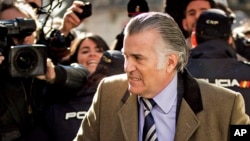 Former Popular Party's treasurer, Luis Barcenas, arrives at the anti-corruption prosecuting office in Madrid, Feb. 6, 2013. 