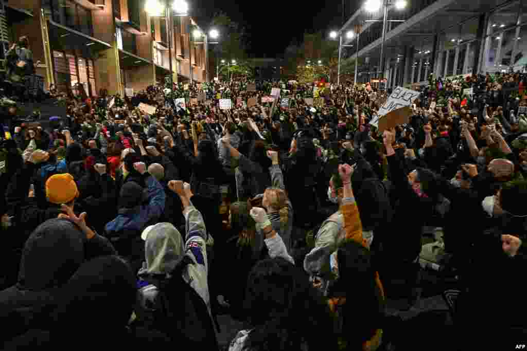 ក្រុមអ្នកតវ៉ា​ស្រែក​បន្លឺ​ពាក្យ​ស្លោក និង​កាន់​ផ្ទាំង​បដា​ ក្នុងអំឡុង​ពេល​បាតុកម្ម​នៅ​ទីក្រុង​ស៊ីដនី​ នៅ​ថ្ងៃទី ២ ខែមិថុនាឆ្នាំ ២០២០ ដើម្បី​ទាមទារ​យុត្តិធម៌​ចំពោះ​ការស្លាប់​របស់​សមាជិក​សហគមន៍​ជនជាតិ Aboriginalនៅ​អូស្ត្រាលី និង​មរណភាព​របស់​លោក​ George Floyd ដែល​ជា​ពលរដ្ឋ​អាមេរិក​ដើមកំណើត​អាហ្រ្វិក។ (រូបថត​ដោយ Saeed KHAN/AFP)