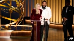 Christina Applegate presenta a las candidatas a Mejor Actriz de Reparto en la entrega de los premios Emmy.