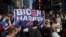Orang-orang bereaksi ketika media mengumumkan bahwa calon presiden dari Partai Demokrat AS Joe Biden telah memenangkan pemilihan presiden AS 2020, di Times Square di New York City, AS, 7 November 2020. (Foto: REUTERS/Carlo Allegri)