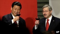 Chinese Vice President Xi Jinping and Iowa Gov. Terry Branstad, right, raise their glasses during a toast at a formal dinner in the rotunda at the Iowa Statehouse in Des Moines, Iowa, Feb. 15, 2012. 