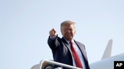 Presiden Donald Trump naik ke Air Force One menuju ke Houston untuk menghadiri acara bersama Perdana Menteri India Narendra Modi, Minggu, 22 September 2019. (Foto: AP/Evan Vucci)