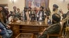 Des combattants talibans prennent le contrôle du palais présidentiel à Kaboul, en Afghanistan, après la fuite du président Ashraf Ghani, le dimanche 15 août 2021.