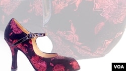 Nueve personas trabajan en el pequeño taller y fabrican cerca de 100 pares de zapatos por día.