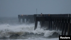 Des vagues s'abattent sur la côte du Panama City Beach à l'approche de l'ouragan Michael, Floride, 10 octobre 2018.
