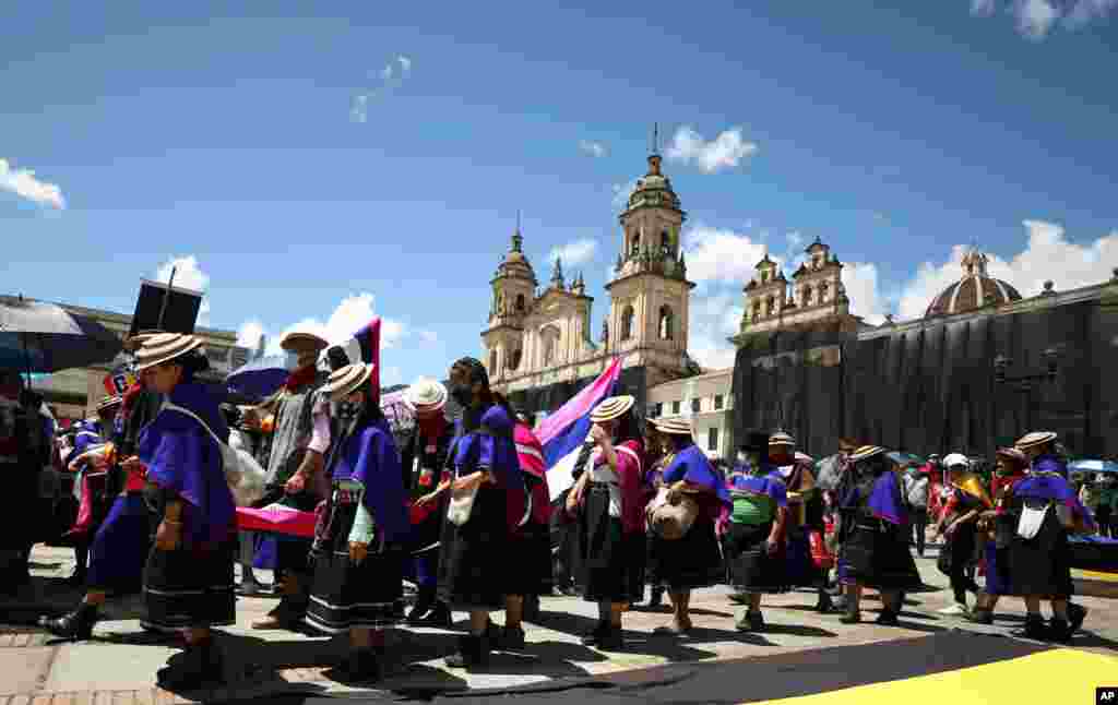 En el centro de Bogotá, se presenció una danza indígena Misak, en medio de las movilizaciones.
