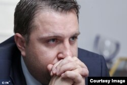 Bivši savjetnici gradonačelnika Sarajeva Abdulaha Skake su postali državni službenici u Općini Trnovo, a nakon jednog radnog dana su se vratili kod svog starog-novog šefa u Gradsku upravu. (Foto: CIN)