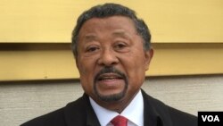 Jean Ping devant les studios de VOA Afrique à Washington DC, le 15 novembre 2016.