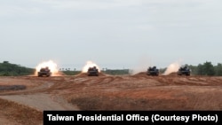 资料照片:2025年7月10日，台湾陆军的M1A2T新式战车在新竹坑子口靶场进行实弹演练 (照片由台湾总统府提供)