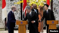 日本經濟產業大臣武藤容治(右)3月10日在華盛頓表示，他已請求美國政府官員豁免日本的汽車和金屬關稅。 (圖為英國外相林德偉訪問日本的資料照)