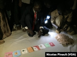 Using lamps , delegates at a polling station in Niamey start vote counting, Niamey, Feb. 21, 2016. (N. Pinault/VOA )