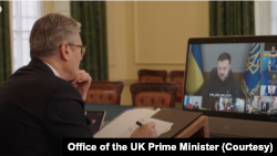 Kryeministri britanik Keir Starmer duke marrë pjesë në një takim virtual (15 mars 2025)