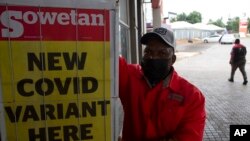 Un hombre muestra un titular de un periódico en Pretoria, Sudáfrica, en la que se confirma la aparición de una nueva variante del coronavirus.