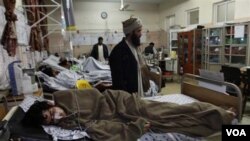 Seorang warga yang terluka akibat bom terbaring di rumah sakit di Kandahar, Kabul Selatan, Afghanistan.