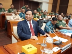 Menteri pertahanan Prabowo Subianto sedang bersiap sebelum rapat dengar pendapat dengan Komisi I DPR, Senin, 11 November 2019. (Foto: Fathiyah Wardah)