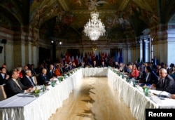 Russian Foreign Minister Sergei Lavrov (L), U.S. Secretary of State John Kerry (C) and United Nations special envoy on Syria Staffan de Mistura (R) attend the ministerial meeting on Syria in Vienna, Austria, May 17, 2016.