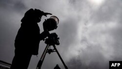 Simón Ángel, astrónomo de la Universidad Católica de Chile, prepara un telescopio un refugio en el volcán Villarica, en Pucón, Chile, el 13 de diciembre de 2020.