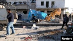 Cư d&#226;n cạnh đống đổ n&#225;t sau c&#225;c cuộc kh&#244;ng k&#237;ch của qu&#226;n đội th&#226;n ch&#237;nh phủ trong khu vực al-Sakhour ở Aleppo, Syria, ng&#224;y 8/2/2016.