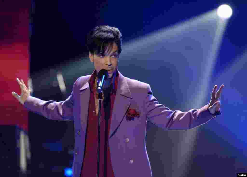 FILE - Singer Prince performs in a surprise appearance on the &quot;American Idol&quot; television show finale at the Kodak Theater in Hollywood, California, May 24, 2006.