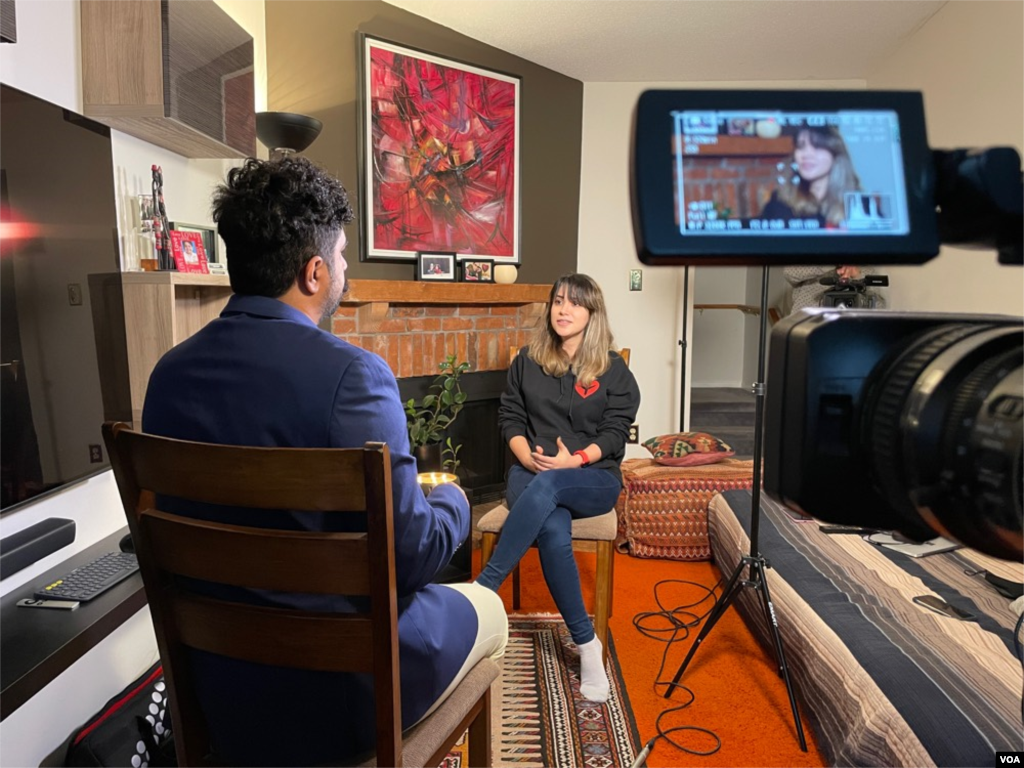 پشت صحنه فیلمبرداری مصاحبه بخش فارسی صدای آمریکا با هانیه دهقان، همسر منصور اثنی عشری، از جان باختگان پرواز پی اس ۷۵۲