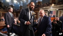 Dân biểu Al Green bị an ninh đưa ra ngoài phòng họp khi Tổng thống Trump phát biểu tối ngày 4/3/2025.