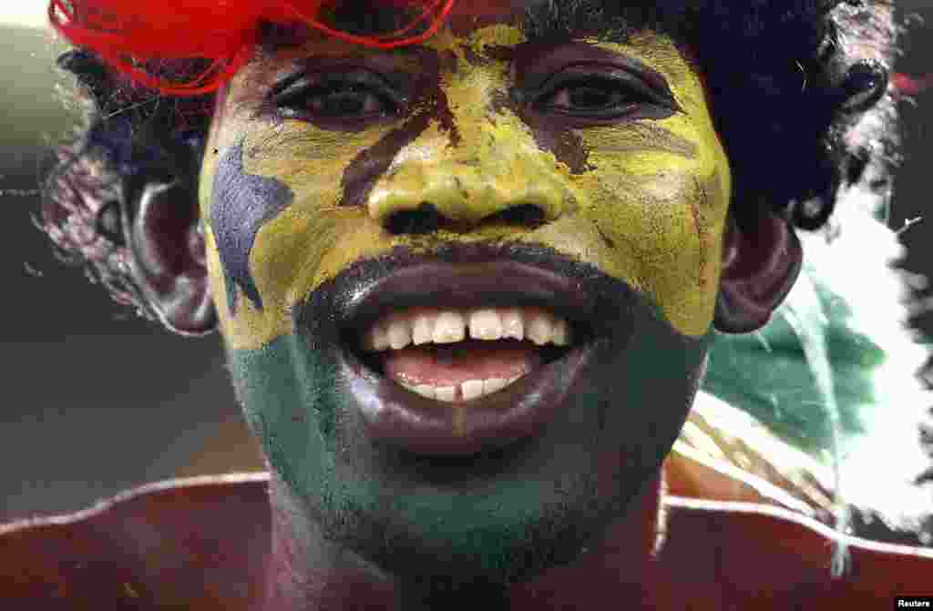 A Ghana fan waits for the 2014 World Cup Group G soccer match between Ghana and the U.S. at the Dunas arena in Natal, June 16, 2014.