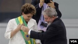 Presiden terpilih Dilma Rousseff (kiri) pada saat pelantikan menggantikan Presiden Lula da Silva di Brasilia, Brazil, Sabtu.