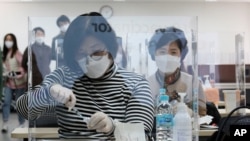Petugas medis mengikuti pelatihan cara memberikan suntikan vaksin virus corona di Korean Nurses Association di Seoul, Korea Selatan, Rabu, 17 Februari 2021. (Foto: AP)