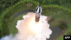 Uji tembak rudal balistik antarbenua (ICBM) baru "Hwasong-18" di lokasi yang dirahasiakan di Korea Utara. (Foto: KCNA via KCNS via AP)