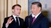 Presiden Prancis Emmanuel Macron berbicara dengan Presiden ChinP Xi Jinping saat makan malam kenegaraan di Istana Elysee di Paris, Senin, 6 Mei 2024. Perancis. (Foto: melalui AP)