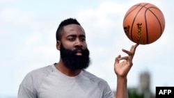 Le basketteur américain de la NBA, James Harden, le 20 août 2016 à Paris. AFP PHOTO-BERTRAND GUAY
