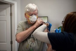 Fred Laredo, 72, menerima vaksinasi Moderna COVID-19 dari Dr. Lishunda Franklin di New Orleans, Louisiana, AS, 8 Januari 2021. (Foto: REUTERS/Kathleen Flynn)