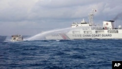 菲律宾船只2023年12月10试图为坐滩在菲律宾专属经济区内的第二托马斯浅滩（Second Thomas Shoal，中国称仁爱礁）上的军舰提供补给时，遭中国海警船撞击并发射水炮。