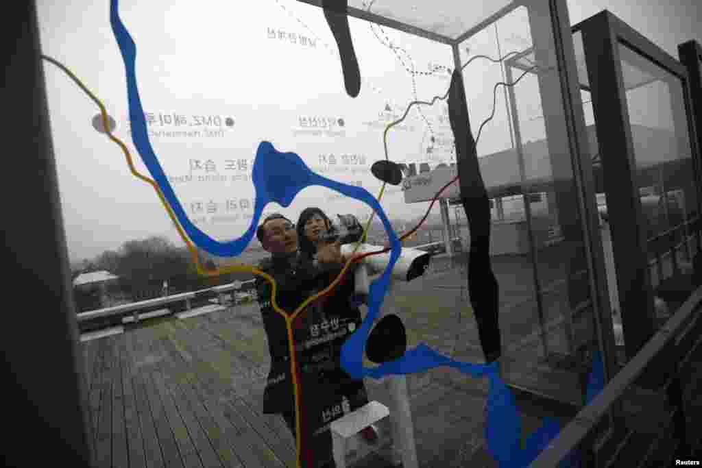 A couple looks at a map showing the demilitarized zone that separates the two Koreas, at the Imjingak pavilion in Paju, north of Seoul, April 5, 2013. 
