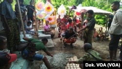 Warga merapikan makan Adelina setelah jenazah dikebumikan pada Senin, 19 Februari 2018 lalu (foto: dok VOA)