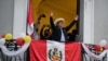 El presidente de Perú, Pedro Castillo, saluda a sus partidarios en Lima, Perú, el 7 de junio de 2021.