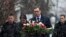 Predsednik Srbije Aleksandar Vučić polaže venac na mesto ubistva Olivera Ivanovića, u Kosovskoj Mitrovici.