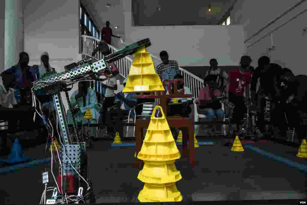 Students test at their robot at the 2017 Pan-African Robotics Competition in Dakar, Senegal, May 19, 2017. (R. Shryock/VOA)