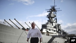 美国国防部长盖茨离开美国前往新加坡之前