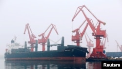 一艘裝滿原油的外國油輪2019年4月21日在中國青島港卸貨。