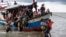 Los lugareños evacuan a los refugiados rohingya de un barco en una costa del norte de Aceh, Indonesia, el 25 de junio de 2020 en esta foto tomada por Antara Foto. Antara Foto / Rahmad / via REUTERS 