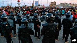 Pasukan keamanan Irak melarang para demonstran mendirikan tenda-tenda di Basra, Jumat (6/11). 