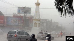 Kawasan Monumen Tugu yang menjadi ciri khas kota Yogya, tertutup abu vulkanik dari erupsi gunung Kelud, Jumat, 14 Februari 2014 (VOA/Munarsih)