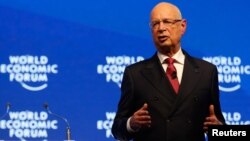 Klaus Schwab, Pimpinan Eksekutif Forum Ekonomi Dunia berbicara pada penyerahan "Crystal Awards" di Davos, Swiss tahun lalu (foto: dok). 