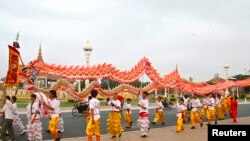 ការដង្ហែ​ម៉ុងសាយ​ ពិធី​បុណ្យ​ចូលឆ្នាំ​ចិន​ ២០១៣ ​(Reuters)